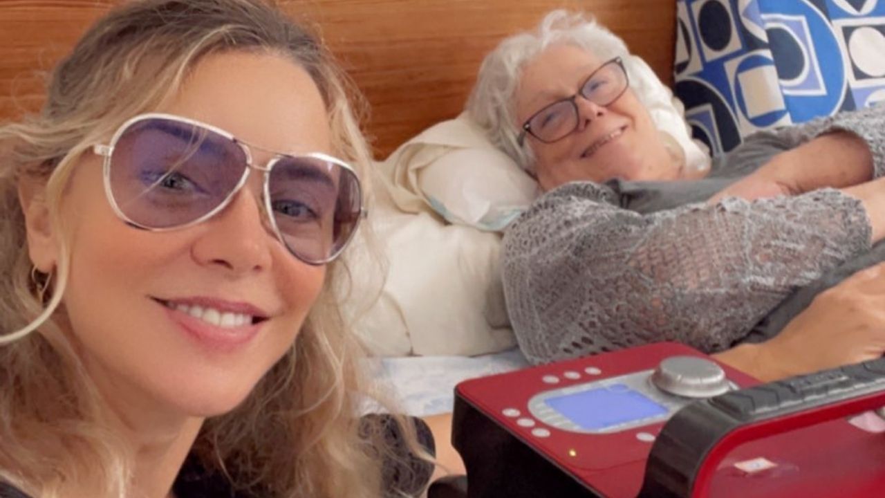 Christine Fernandes faz companhia à mãe em cirurgia delicada no joelho: “Se recupera bem”