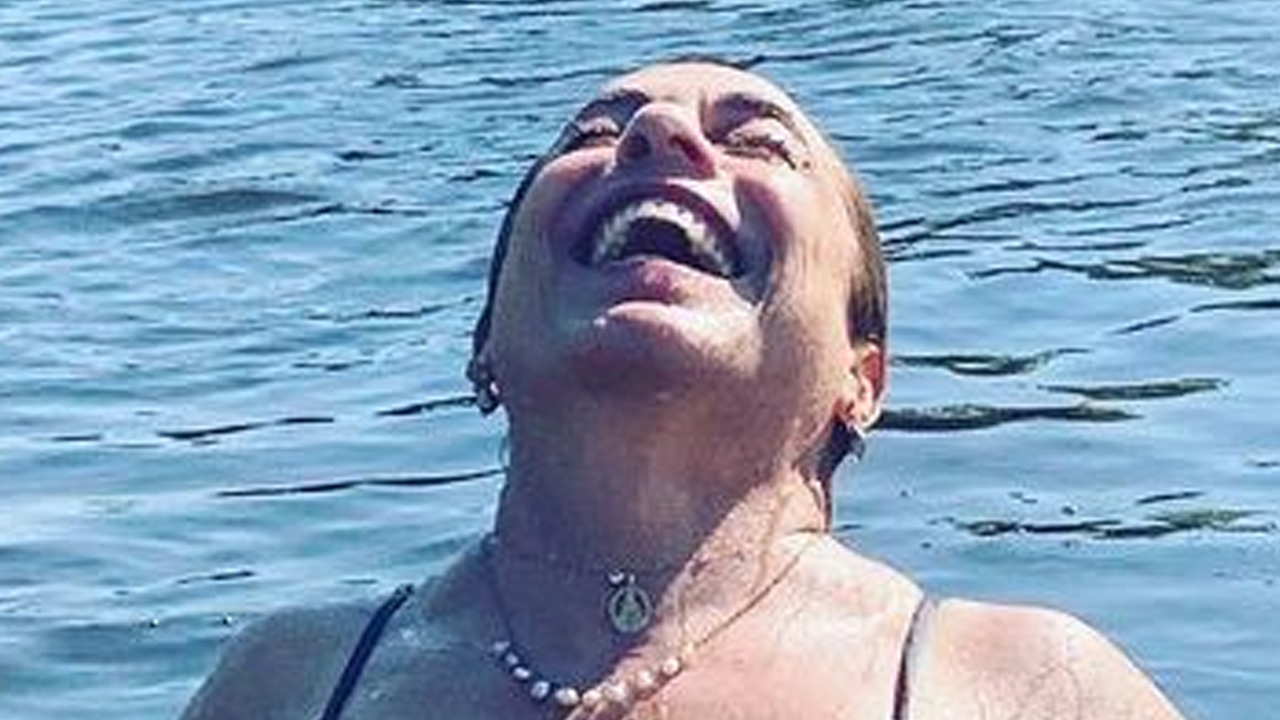 Aos 64 anos, Cissa Guimarães posa de biquíni e choca com barriga retinha e corpo de menina: “Tá bem, mainha”