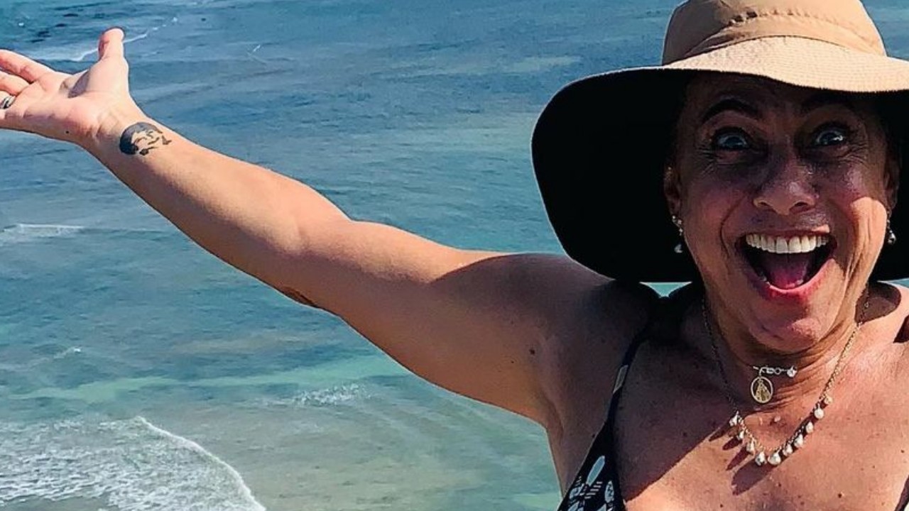 De biquíni, Cissa Guimarães exibe barriga chapada e chama a atenção aos 64 anos: “No tanquinho”