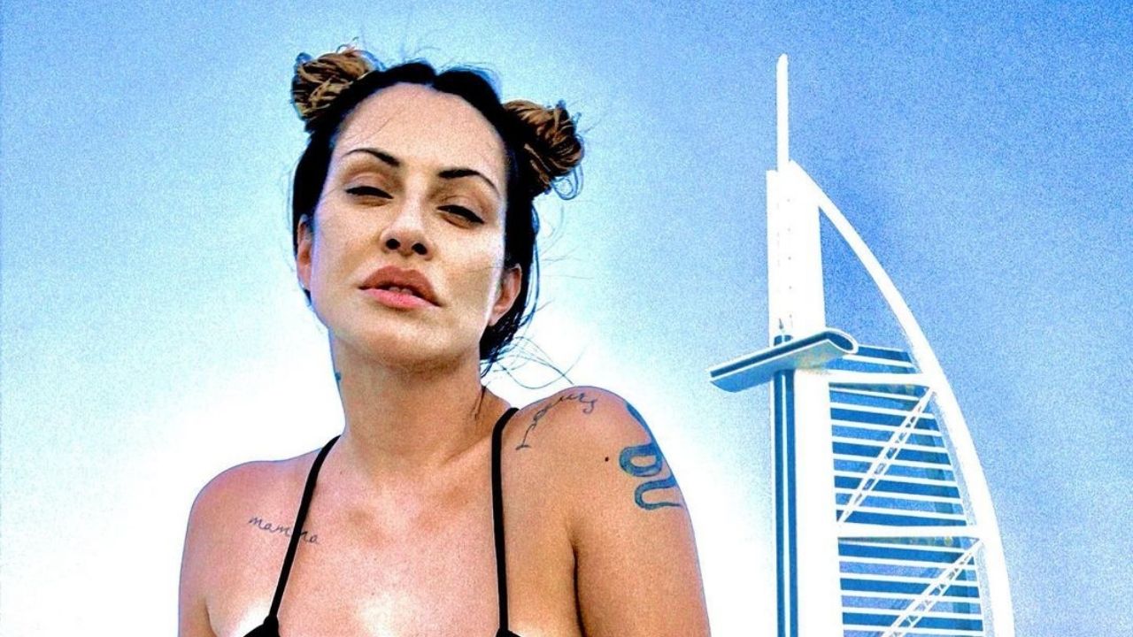 Em Dubai, Cleo dispensa retoques, aposta em biquíni trançado e causa na web: “Sem defeitos”