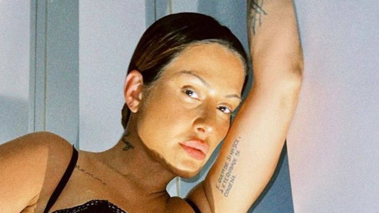 Em Dubai, Cleo rouba a cena ao posar de lingerie e minissaia em cenário luxuoso: “Espetáculo de mulher”