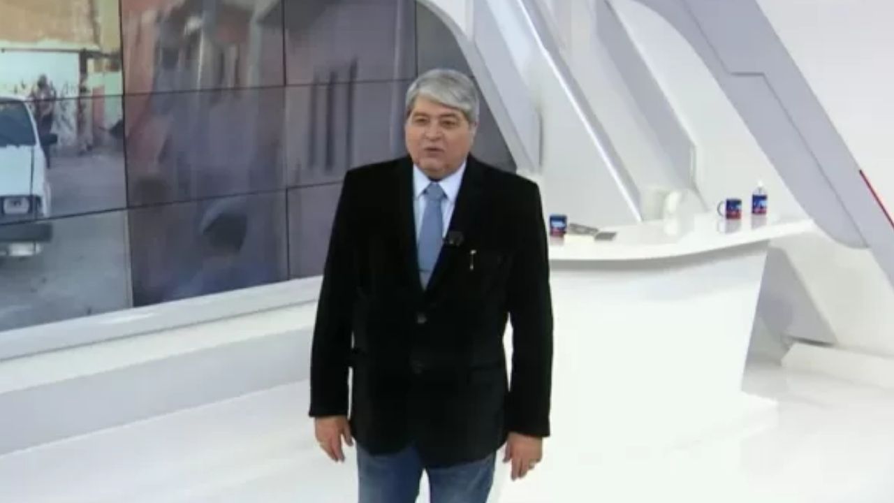 Ao vivo, Datena nega ser milionário e relembra dívida de US$ 10 milhões à RecordTV: “Paguei com casa e carro”