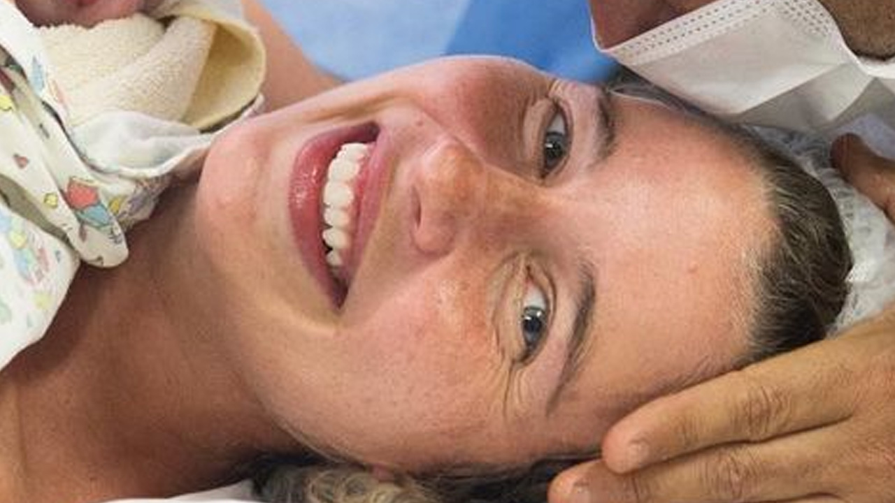Nasceu! Debby Lagranha dá à luz o segundo filho e mostra rostinho do bebê: “Baby boy na área”