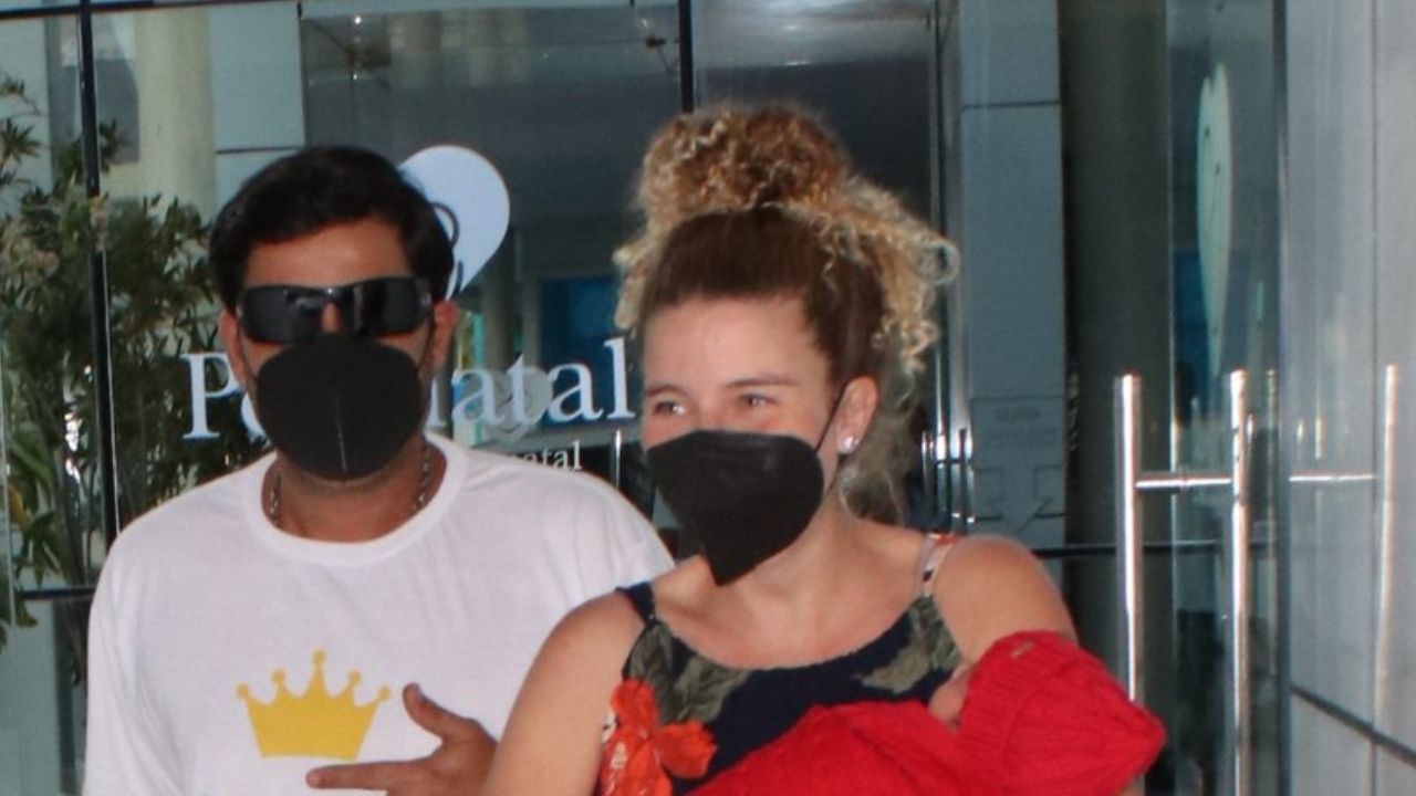 Feliz da vida, Debby Lagranha ganha apoio do marido ao deixar a maternidade com o filho recém-nascido