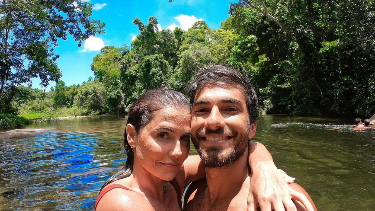 Casal fitness! Deborah Seco e Hugo Moura curtem cachoeira e corpos malhados animam fãs: ”Tarzan e Jane?”