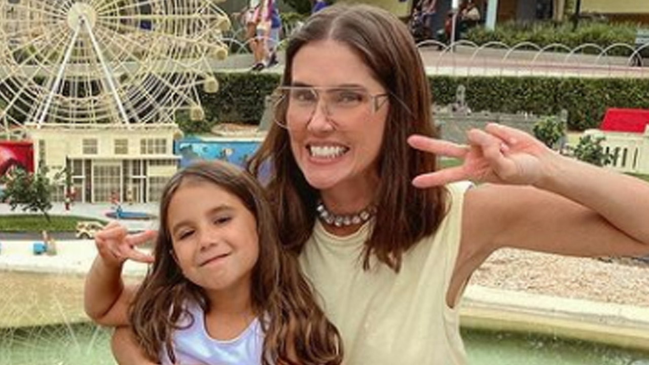 Quem pode, pode! Deborah Secco mostra filha de cinco anos com bolsa grifada que vale R$ 11 mil
