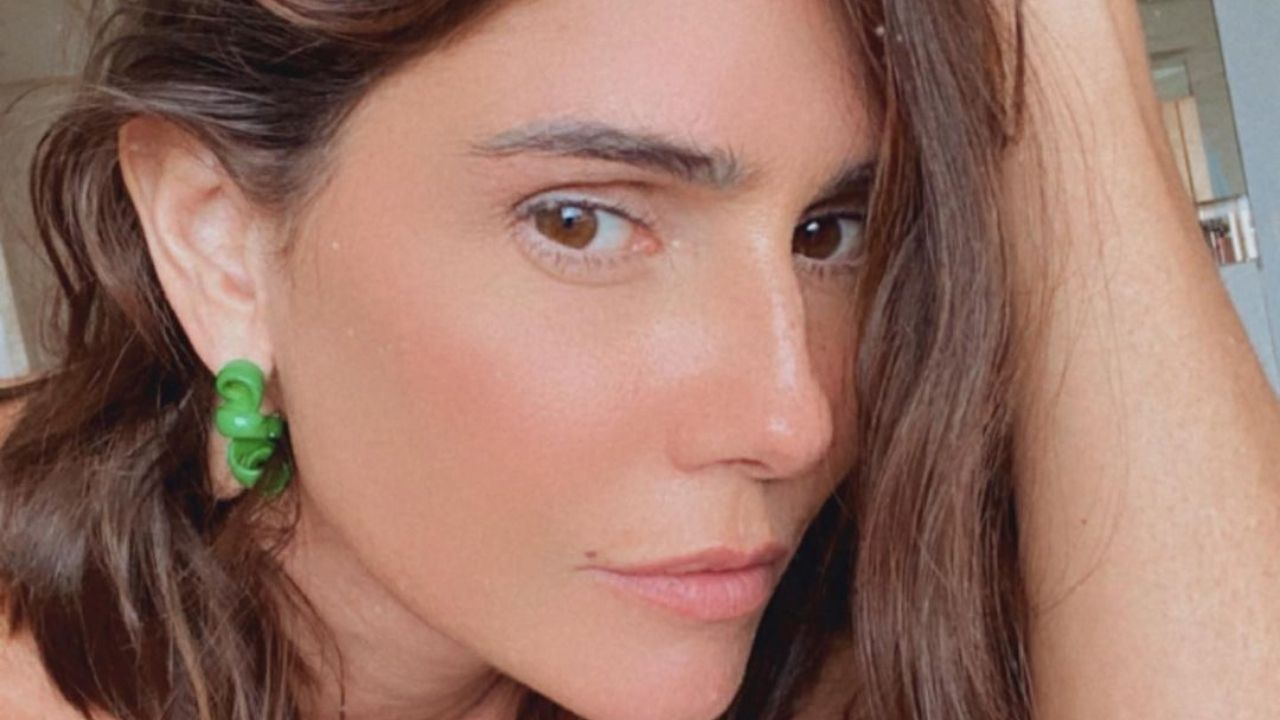 Deborah Secco pega fãs de surpresa ao posar completamente nua na cama: “Que mulherão”