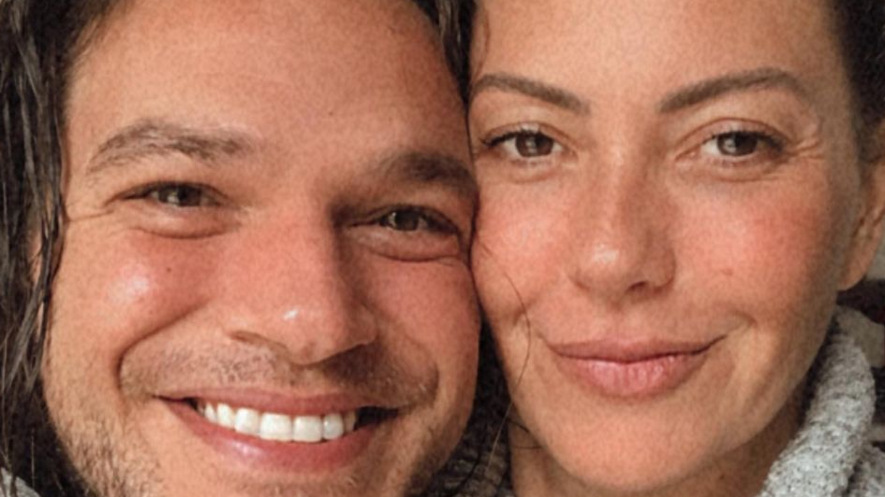 Gravidíssima, Fabiula Nascimento deixa barrigão à mostra e ganha carinho de Emílio Dantas: “Lindos!”