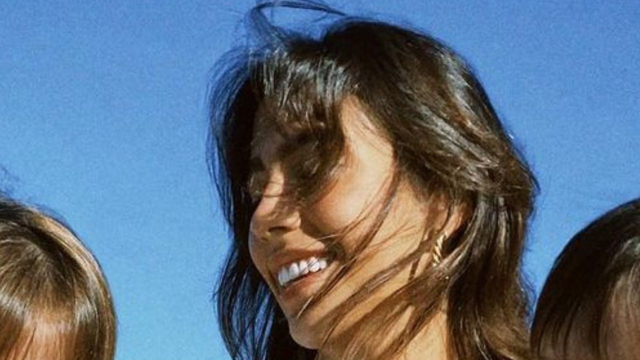 Esbanjando riqueza, Gabi Brandt posa com os dois filhos em jatinho e seguidores se derretem: “Que fofura”