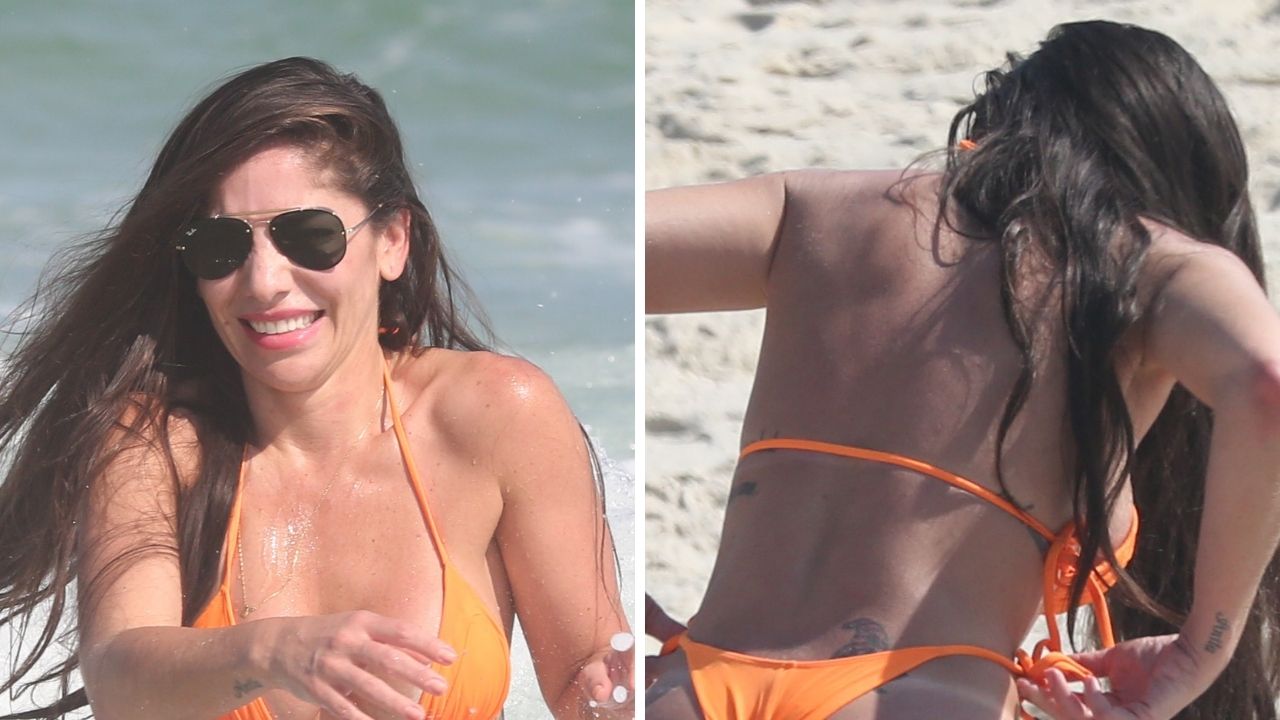Ex-BBB Anamara toma banho de mar, se atrapalha com biquíni e ajeita calcinha fio-dental