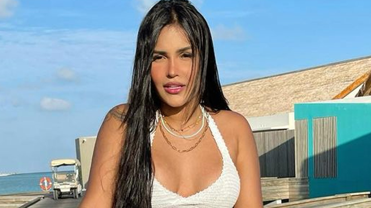 Só de biquíni, ex-BBB Flay empina bumbum de bicicleta e rouba a cena nas Maldivas: “Sete maravilhas”