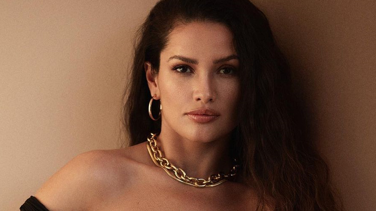 Ex-BBB Juliette Freire posa sem sutiã e deixa alça do vestido cair: “Tá sem limites”