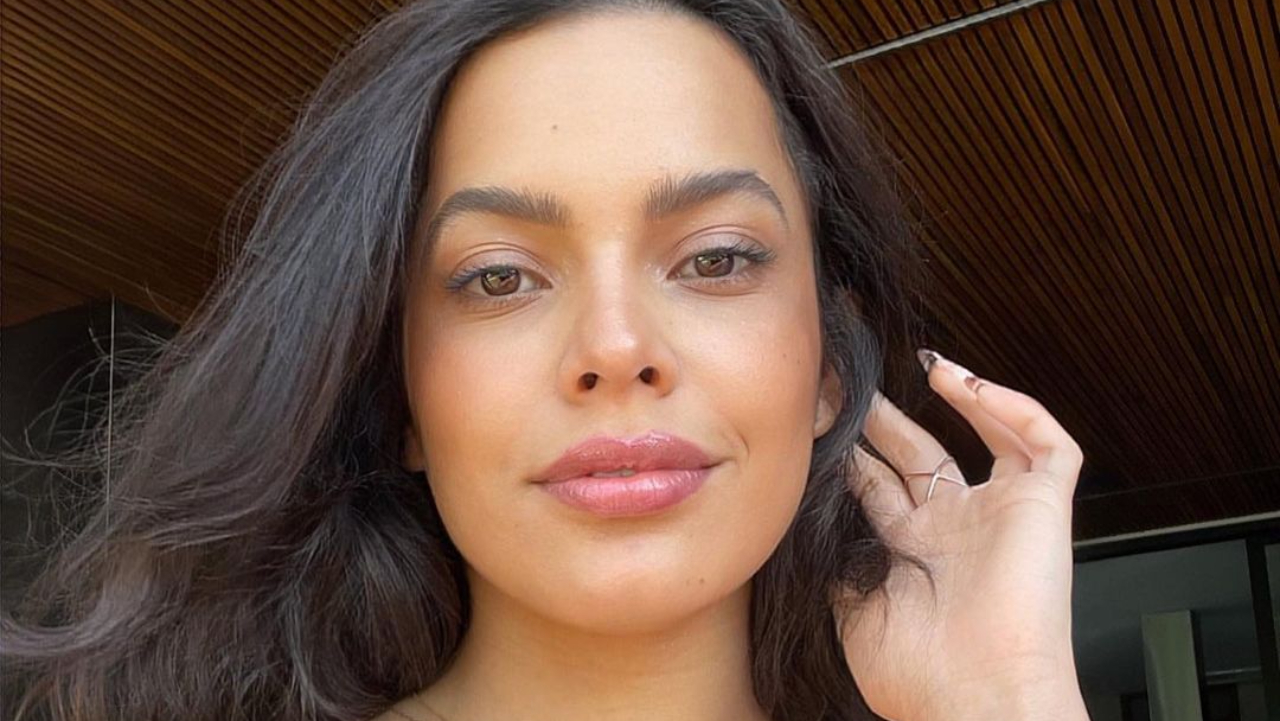 Ex-BBB Mayla Araújo se pronuncia após ser acusada de agressão por digital influencer: “Espero que suma”