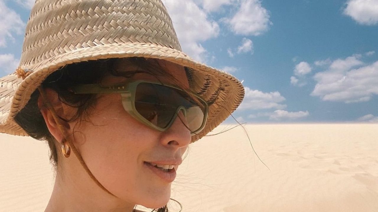 De biquíni retrô, Fernanda Paes Leme exibe shape sequinho enquanto escala duna: “Toda deusa”