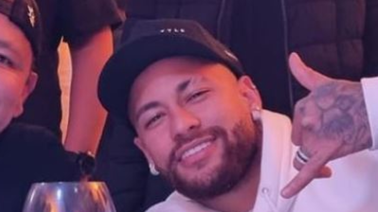Após rumores de ficada com Jade Picon, Neymar Jr. curte festa com amigos e affair em São Paulo