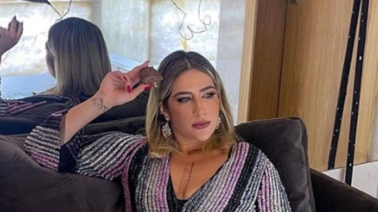Filha de Leonardo cruza as pernas com vestido curtíssimo e protagoniza momento quente: “Estou plena”