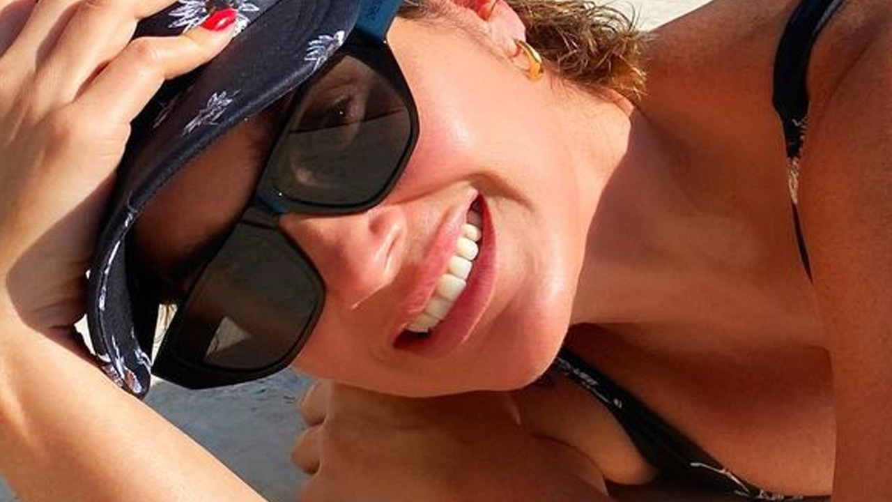 Aos 47 anos, Flávia Alessandra empina bumbum de maiô cavado e recebe elogios: “Toda a beleza do mundo”