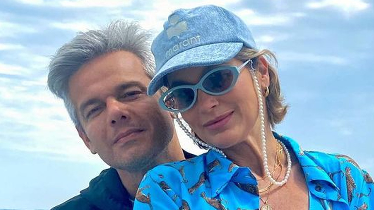 De maiô, Flávia Alessandra posa no colo de Otaviano Costa e detalhe chama atenção: “Ralado”