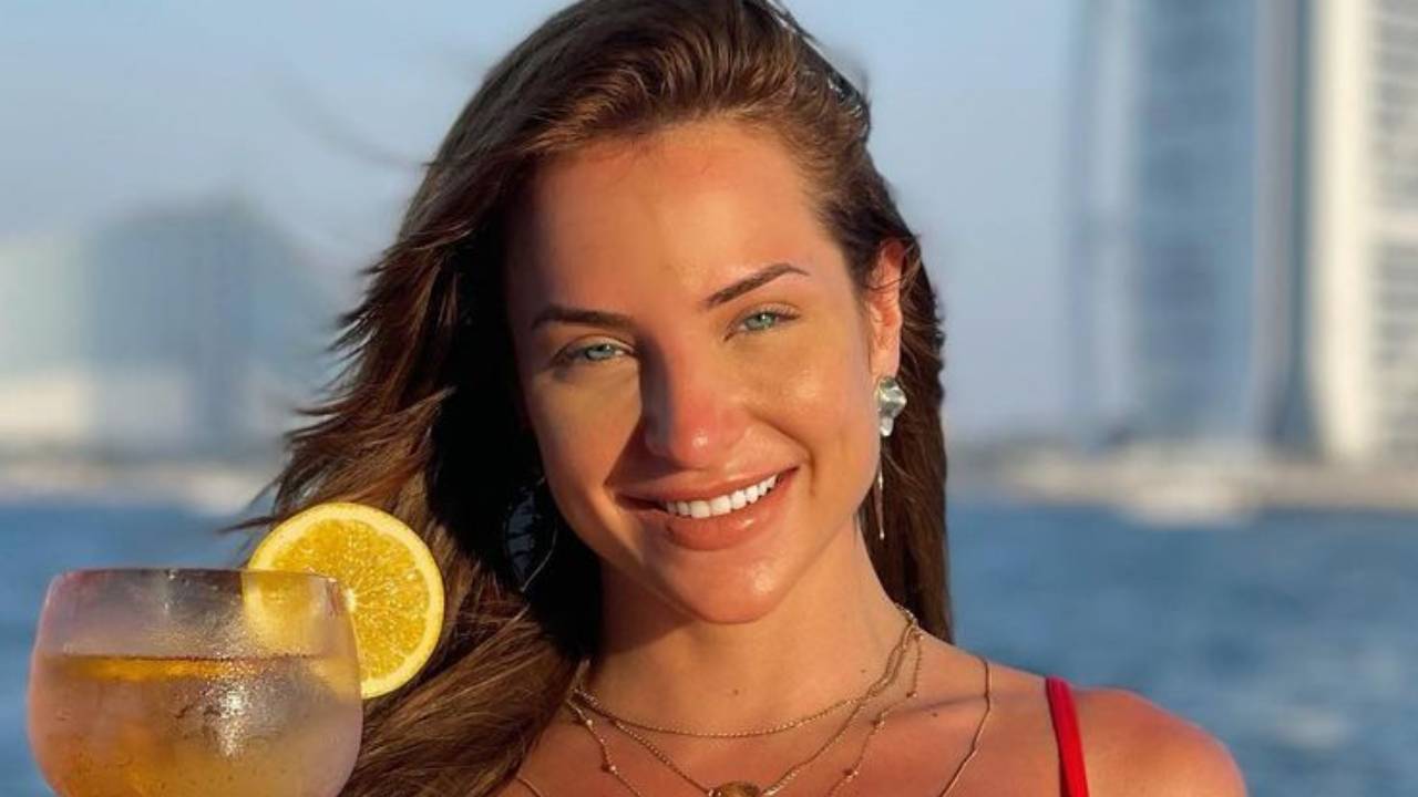 Só de biquíni, ex-BBB Gabi Martins leva web à loucura com marquinha de sol evidente nos seios: “Bronzeada”