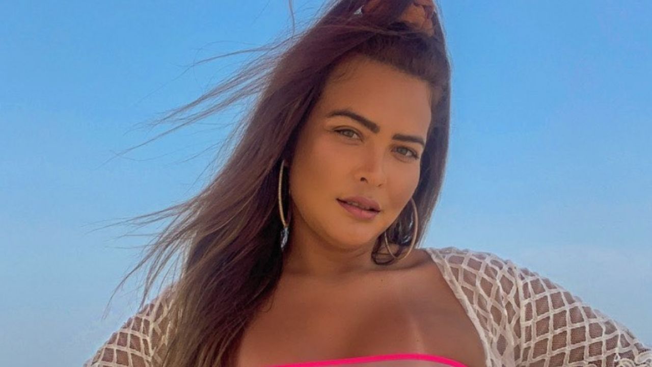 Geisy Arruda puxa a calcinha do biquíni para mostrar dobrinhas na virilha: “Escândalo de mulher”