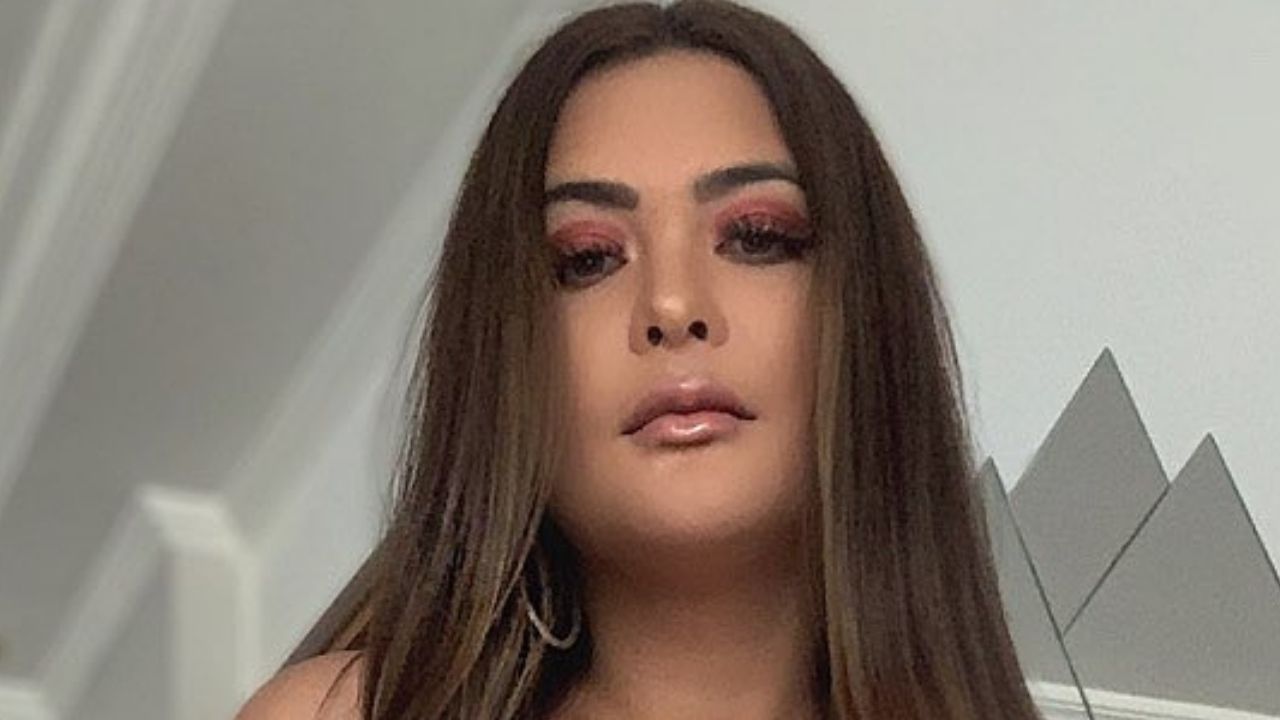 Geisy Arruda eleva a temperatura da web ao puxar lingerie cavadíssima até o limite: “Mulherão de porr*”