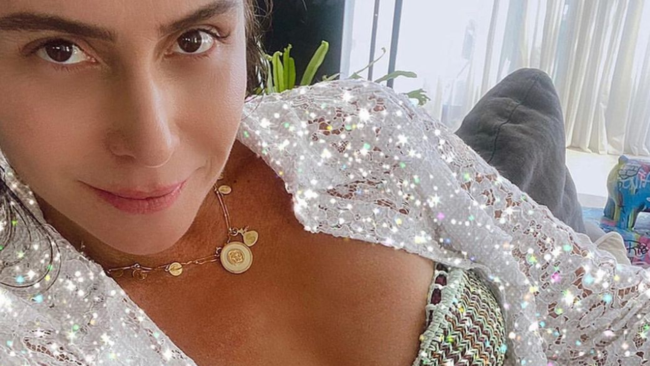 De biquíni brilhante, Giovanna Antonelli ostenta gominhos na barriga aos 45 anos e arrasa fãs: “Perfeita, né?”