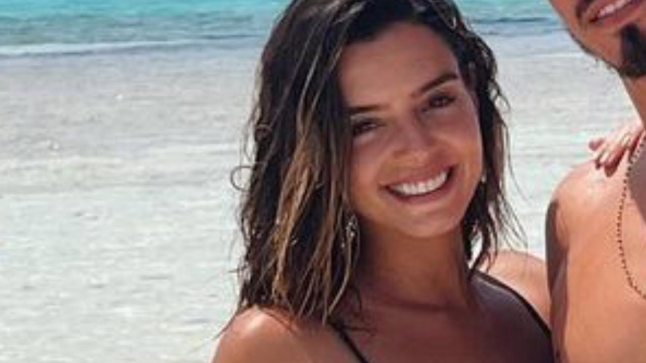 Em meio ao deserto, Giovanna Lancellotti ostenta físico impecável ao lado do novo namorado: “Casal lindo”