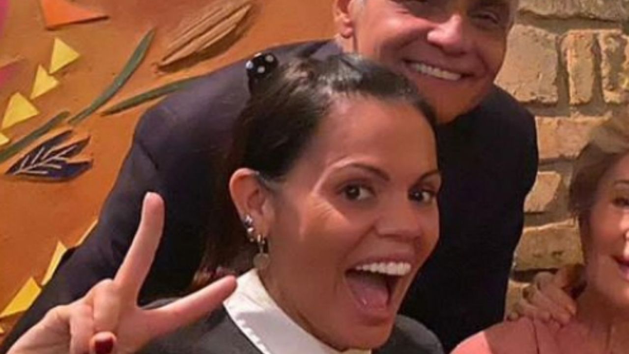 Gloria Menezes surge esboçando um sorriso na primeira foto ao lado da família: “O amor realmente cura”