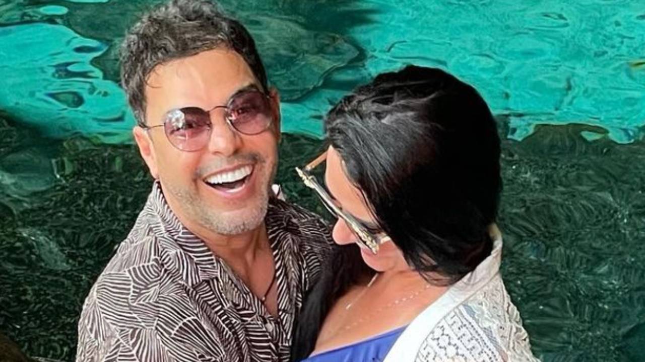 Em Cancún, Graciele Lacerda flagra mão boba de Zezé Di Camargo em seu bumbum: “Sempre dá uma pegada”
