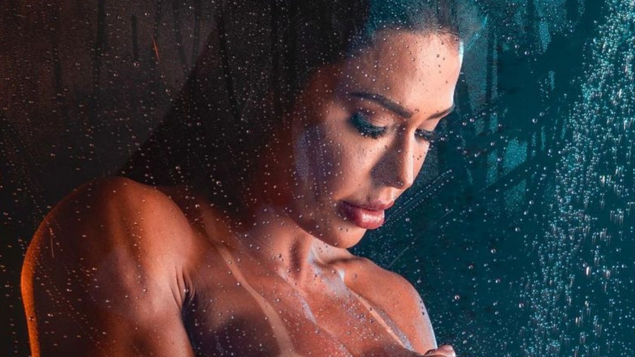 Completamente nua, Gracyanne Barbosa choca ao ostentar curvas saradas e bronzeadas: “Quase tive um ataque”