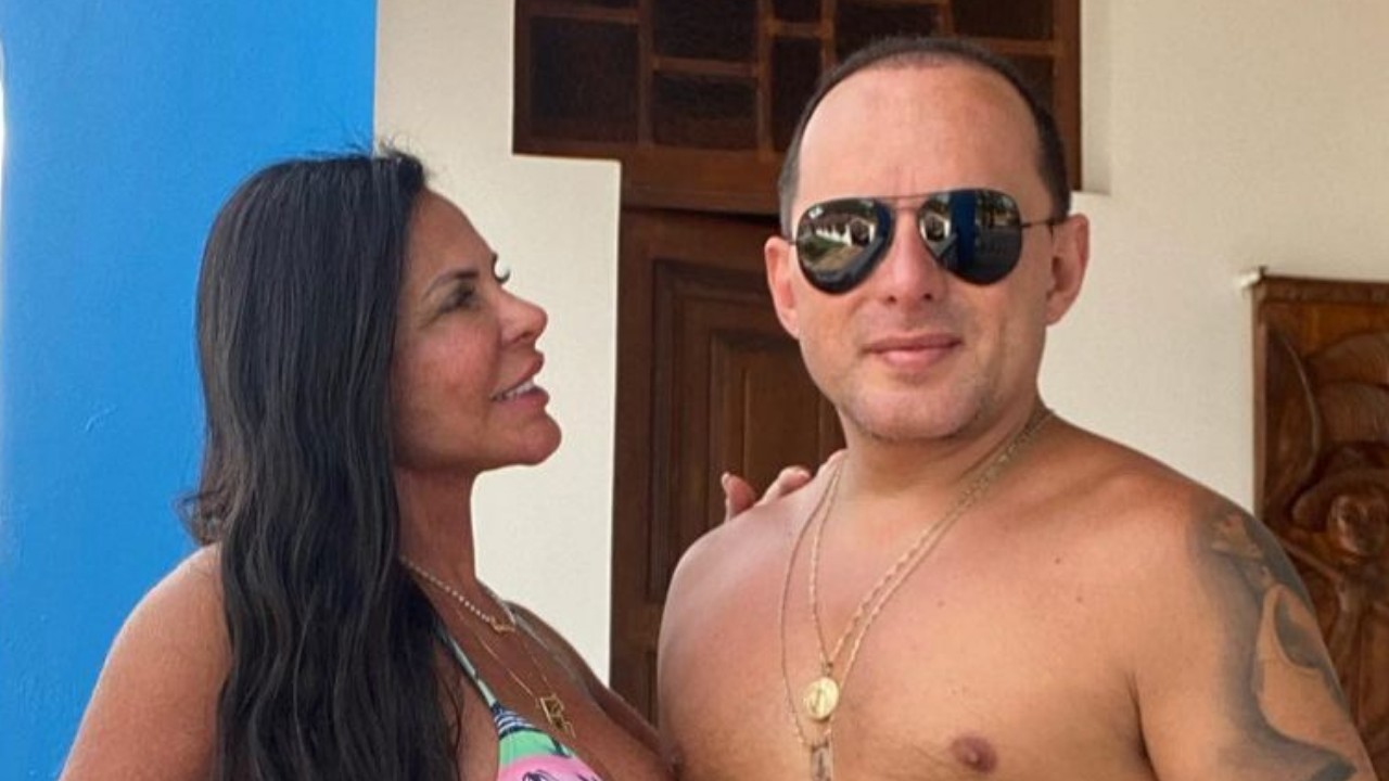 Aos 62 anos, Gretchen posa de biquíni fio-dental em clique quente com o marido: “Sou apaixonada”