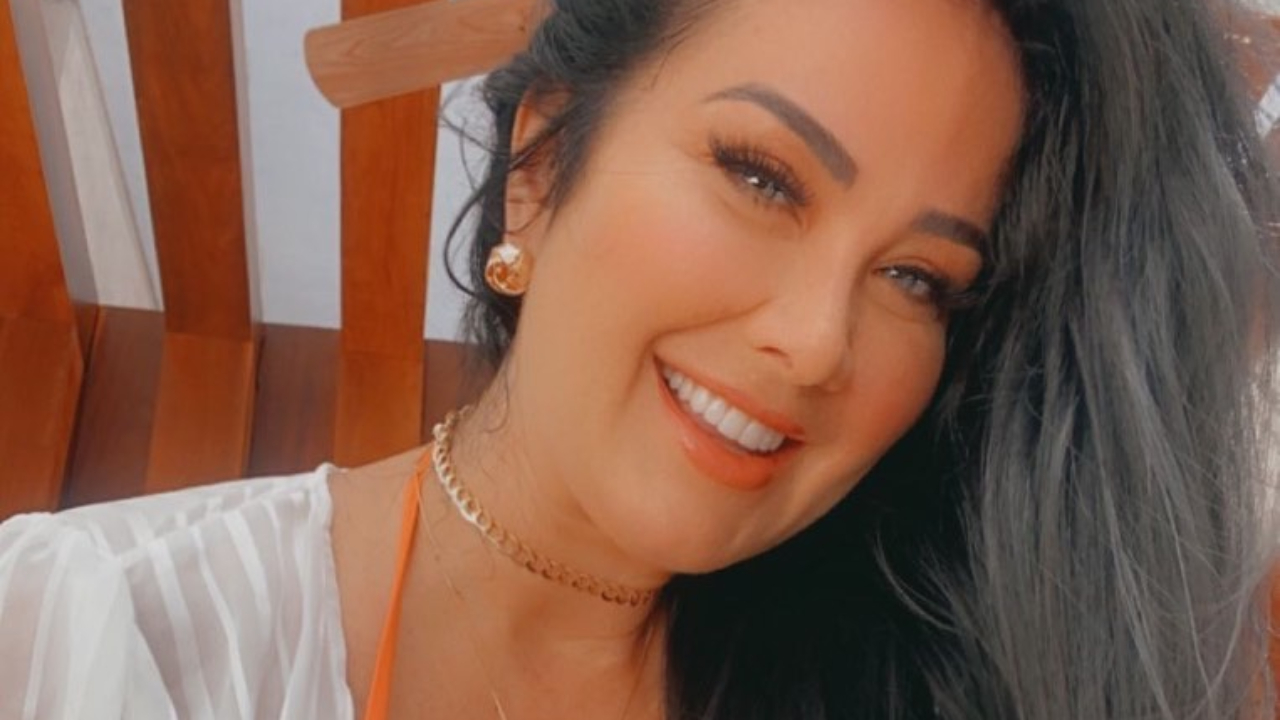 Helen Ganzarolli deixa camisa totalmente aberta e ostenta corpão turbinado aos 41 anos: “Que mulher!”