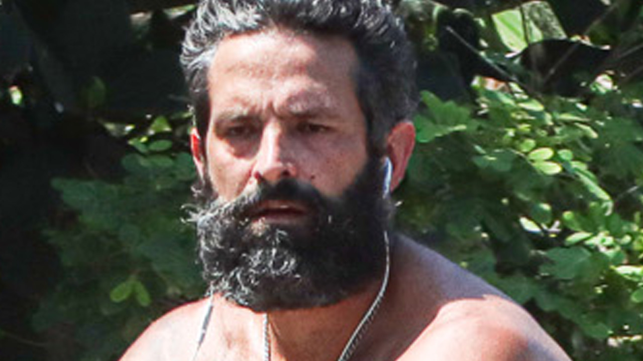 Aos 39 anos, Iran Malfitano faz rara aparição e chama atenção com peitoral malhado e peludo no Rio de Janeiro