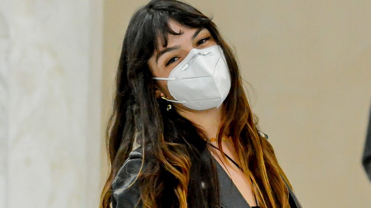 Com vestido recortado, Isis Valverde dá show de simpatia em aeroporto e distribui sorrisos
