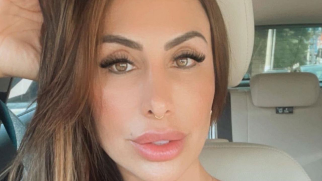 Ex-BBB Jaque Khury revela gorjeta de R$ 2,6 mil de homem que queria vê-la depilando as axilas