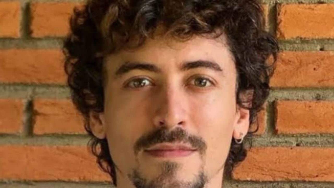Jesuíta Barbosa abre a calça jeans, deixa escapar peça íntima e confunde fãs: “É uma calcinha?”