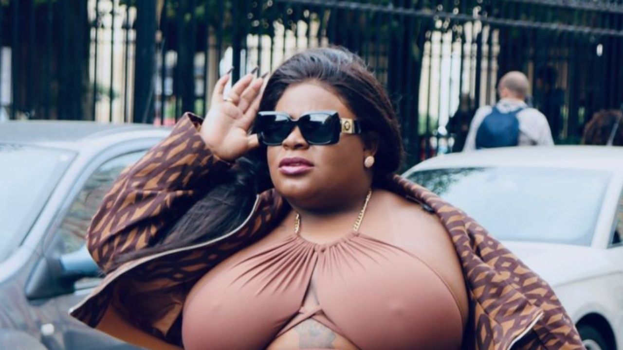 Só dá ela! Jojo Todynho causa pelas ruas de Paris com look coladinho que marca tudo: “Espetáculo”