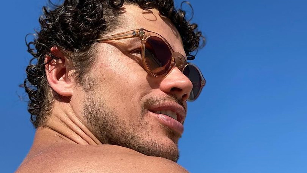 José Loreto aparece peladão e bumbum chama atenção nas redes sociais: “Afrodisíaco”