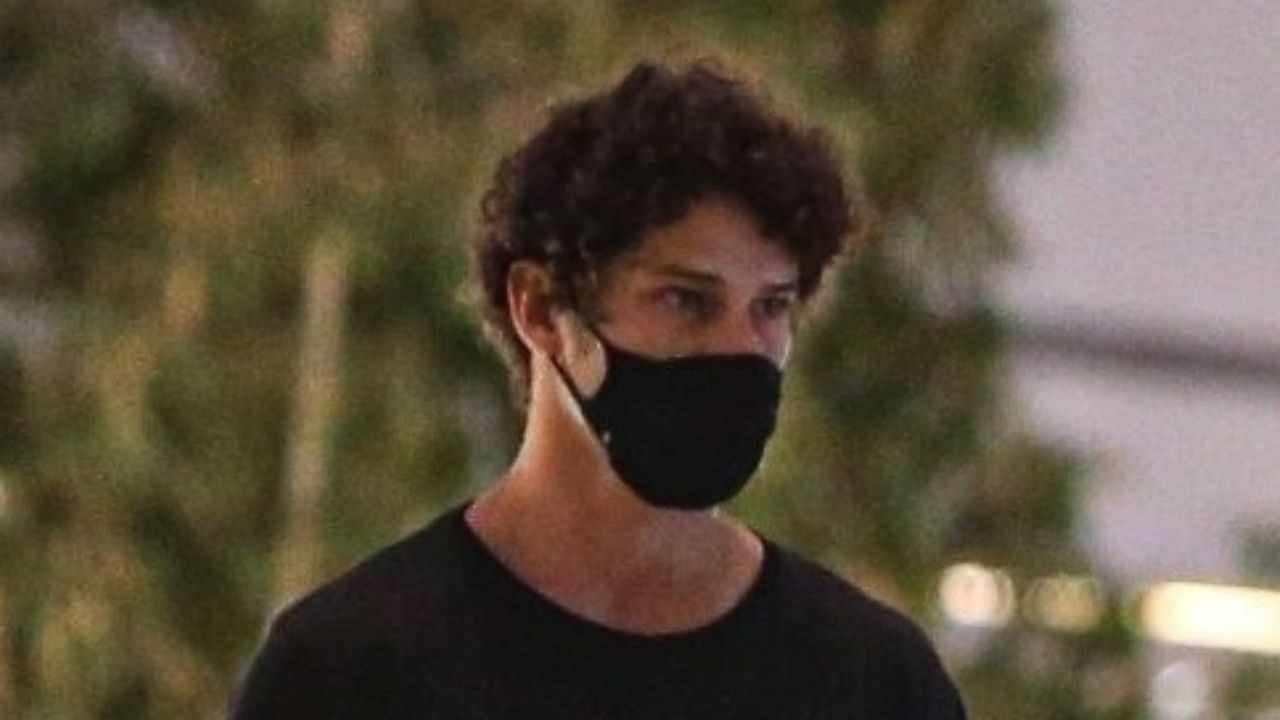 Filha de José Loreto e Débora Nascimento rouba a cena ao surgir com fantasia de princesa em passeio no Rio
