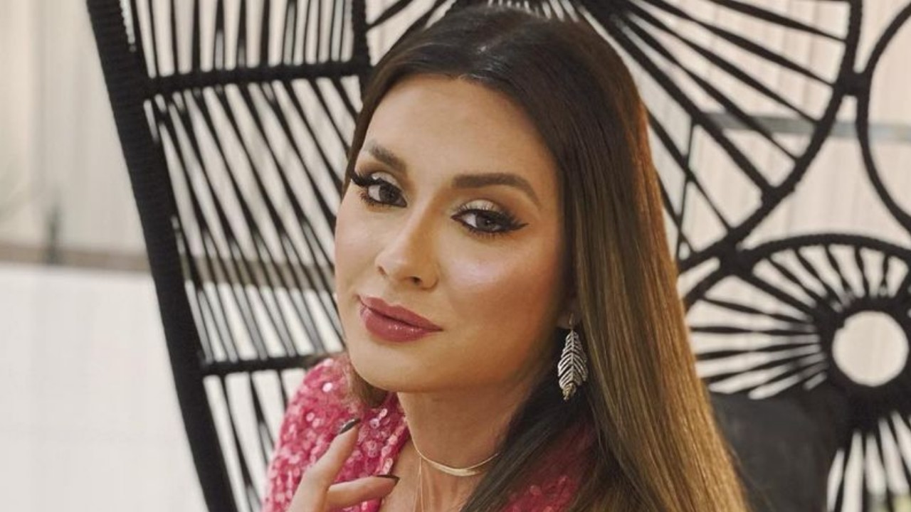 Poderosa, Juju Salimeni ousa e elege produção curtíssima com decote profundo: “Excesso de gostosura”