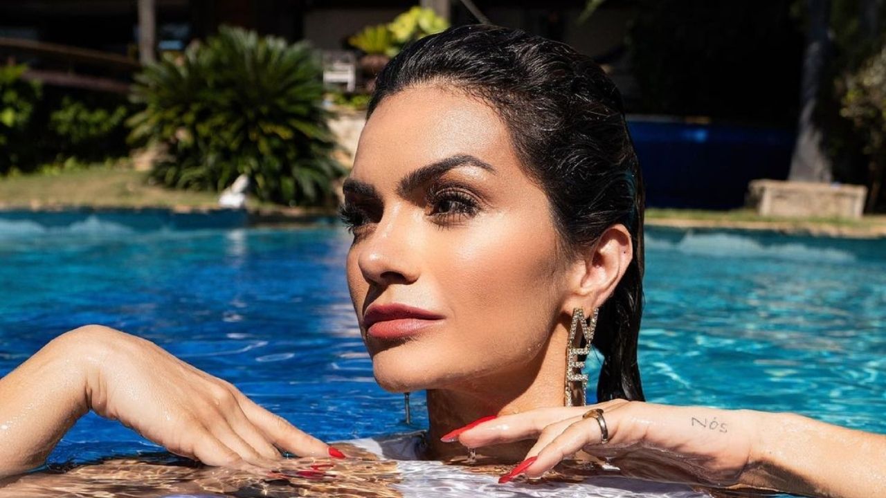 Debaixo d’água, Kelly Key elege maiô justíssimo e deixa curvas invejáveis em evidência: “Pleníssima”