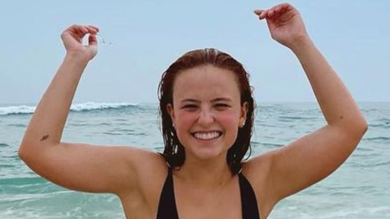 Larissa Manoela elege maiô cavadíssimo para banho de mar e deixa seguidores babando: “Gata”