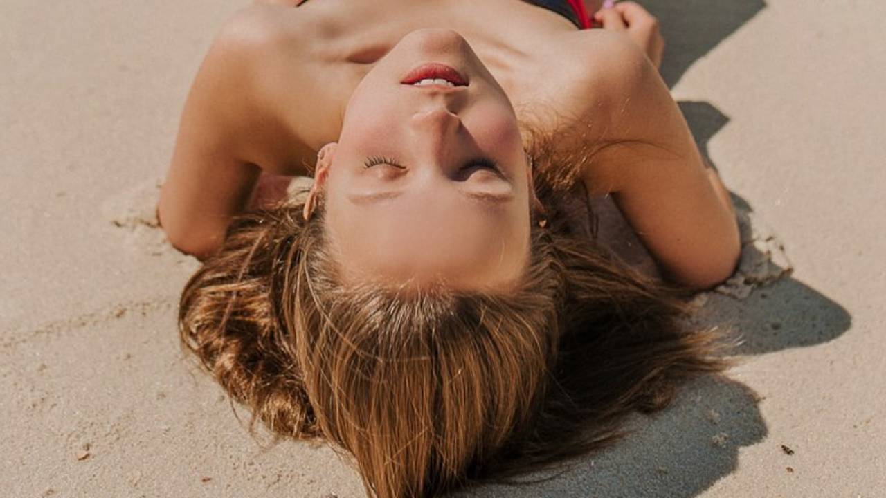 Só de maiô, Larissa Manoela deita na areia da praia e decote generoso rouba a cena: “Beleza pura”