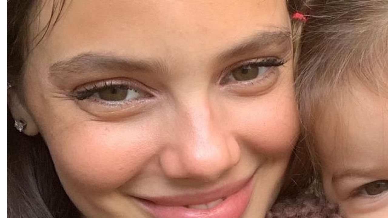 Laura Neiva flagra a filha comendo batom e seguidores morrem de rir: “Criança sendo criança”
