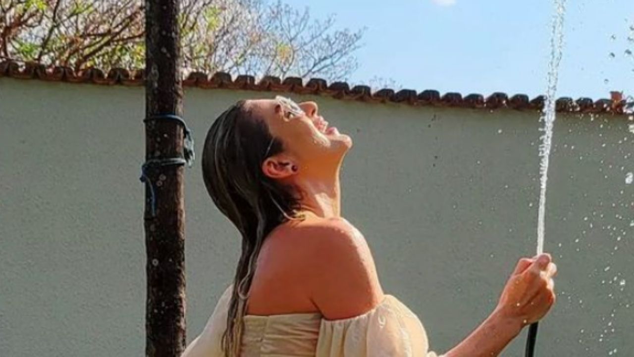 Lívia Andrade toma chuveirada, deixa bumbum molhado em evidência e fãs reagem: “A mais bela do Brasil”