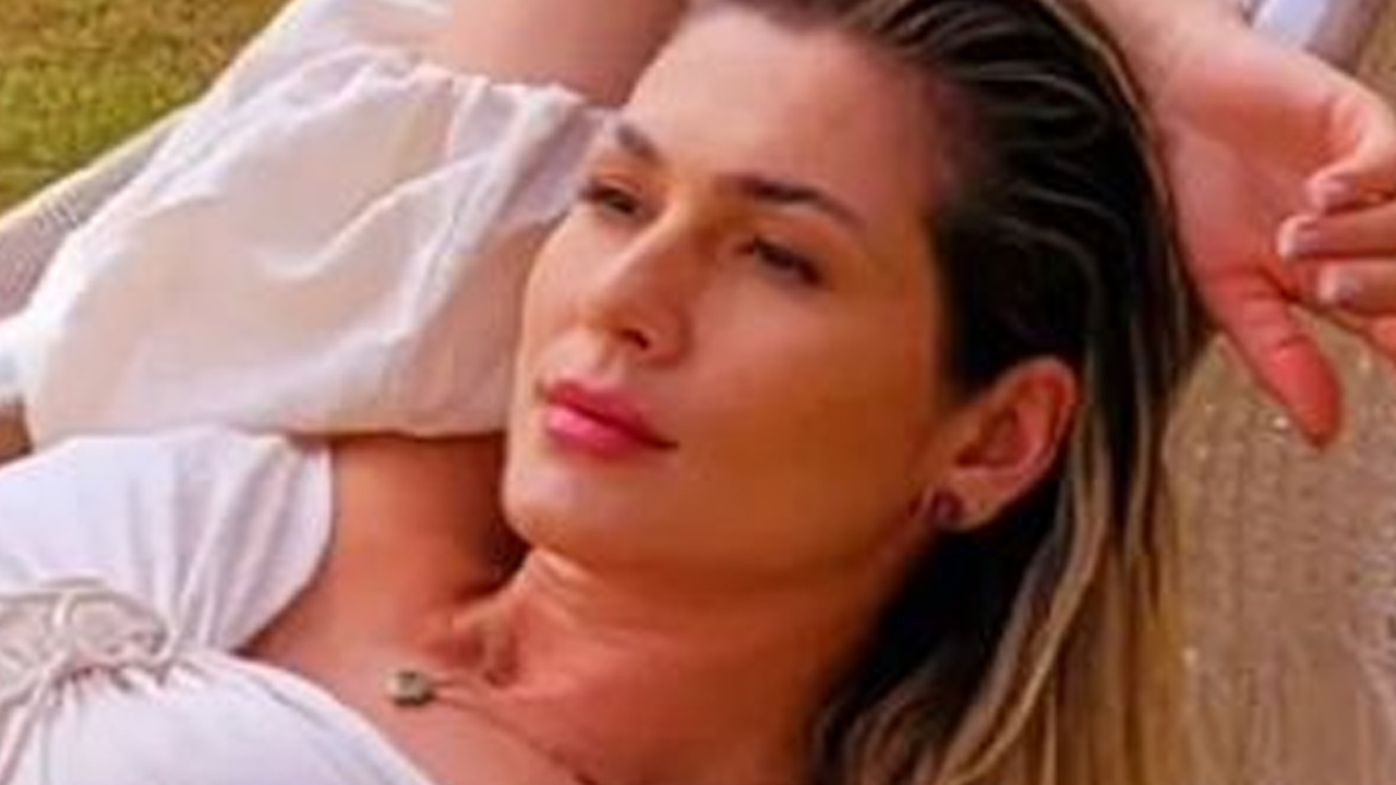 De biquíni, Lívia Andrade relaxa em rede e mostra corpão durante férias intermináveis: “Um mulherão desses”