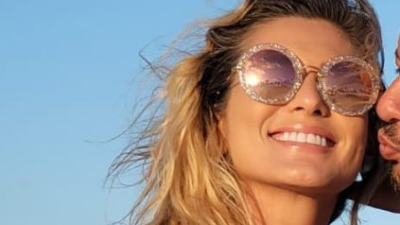 Após polêmicas, Lívia Andrade compartilha primeira foto aos beijos com namorado e surpreende fãs: “Casalzão!”