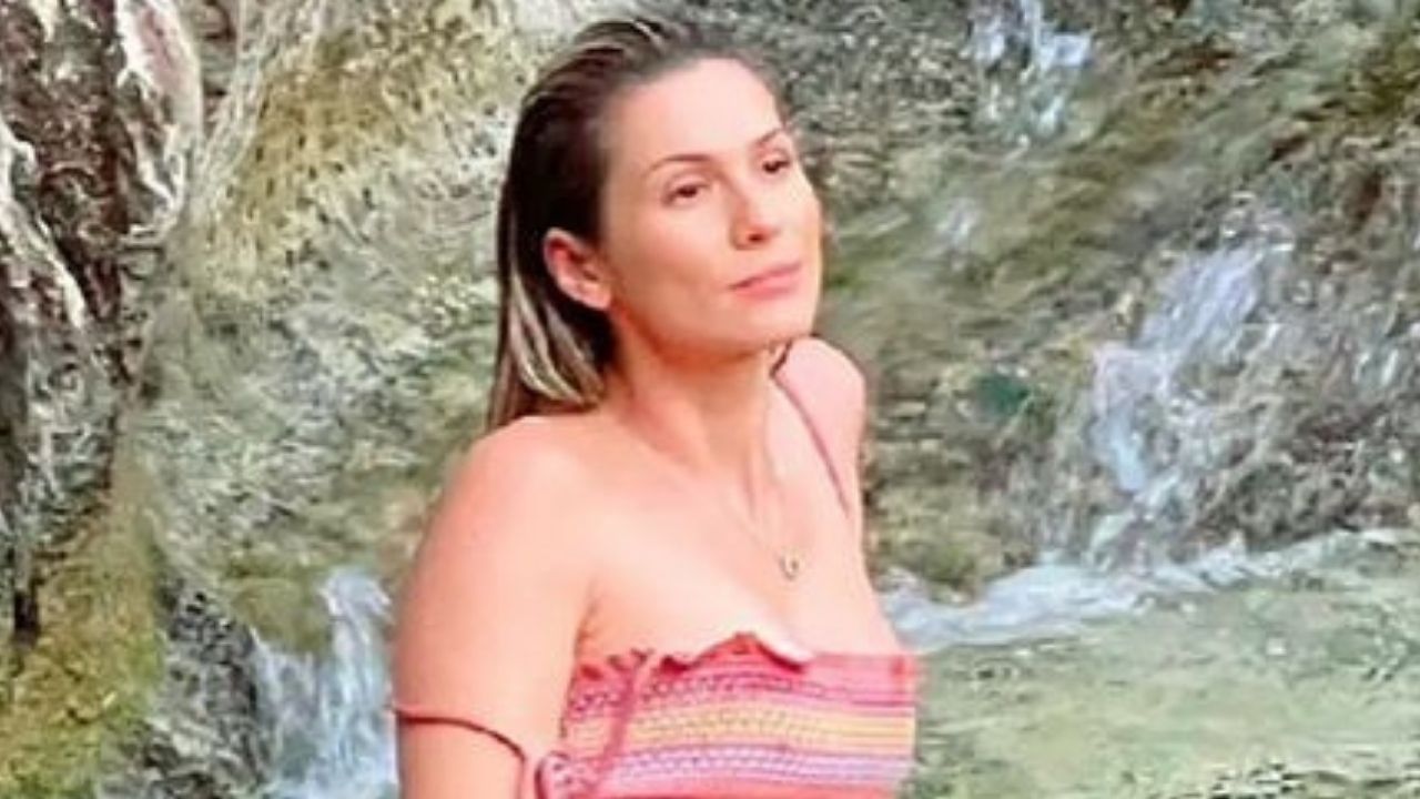 Viajando pelo Tocantins, Lívia Andrade posa em cachoeira exibindo pernões de dar inveja: “Deusa”