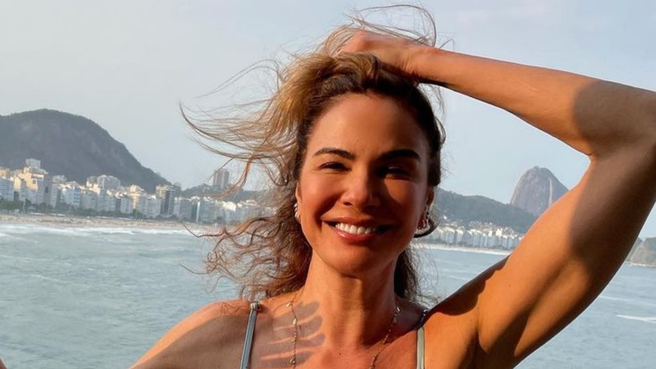 De biquíni, Luciana Gimenez exibe corpo saradíssimo aos 51 anos: “Mulherão da por**”