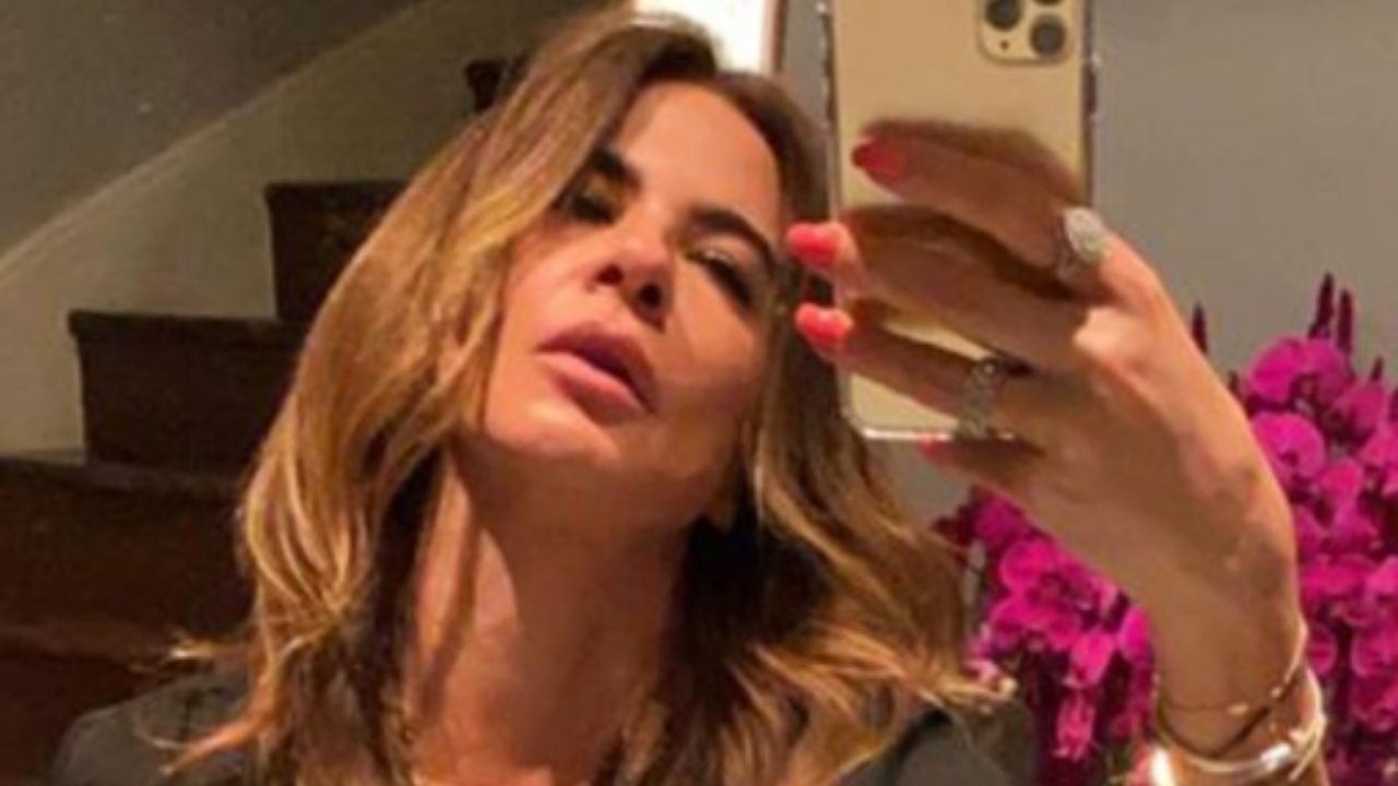 Ousadíssima, Luciana Gimenez deixa botões da blusa abertos e quase mostra demais: “Sem filtro, sem produção”